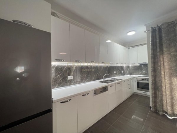 Tirane, jepet me qera apartament 2+1 Kati 4, 119 m² 1.000 € (rruga e elbasanit)