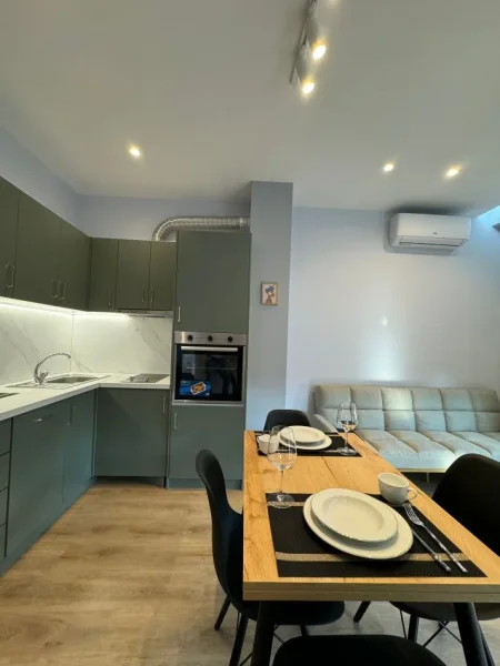 Tirane, jepet me qera apartament 1+1+Ballkon Kati 6, 60 m² 650 € (Qender)