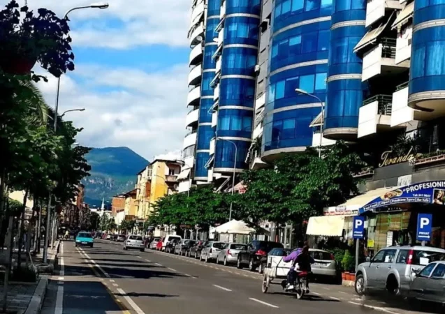Tirane, jepet me qera ambjent biznesi Kati 1, 80 m² 900 € (Rruga e Dibres)