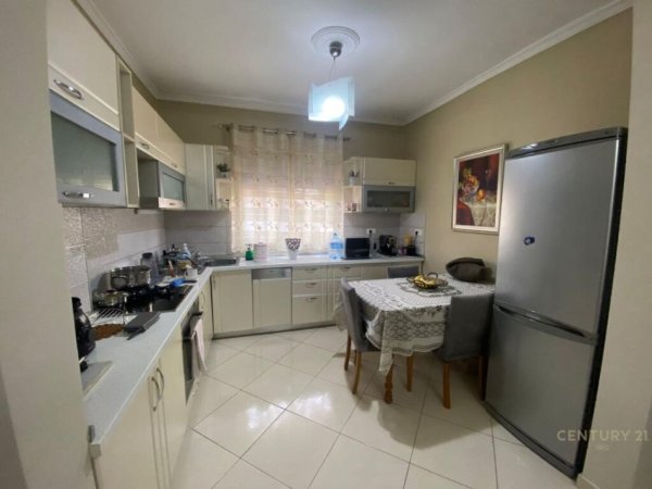 Tirane, jepet me qera apartament 2+1 Kati 3, 73 m² 600 € (rruga e durresit)
