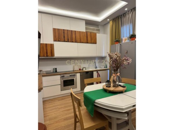 Tirane, jepet me qera apartament 2+1 Kati 3, 70 m² 800 € (rruga e durresit)