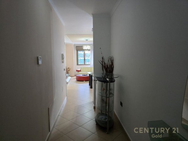 Tirane, jepet me qera apartament 2+1+Ballkon Kati 8, 100 m² 1.000 € (15 kateshi,qender)
