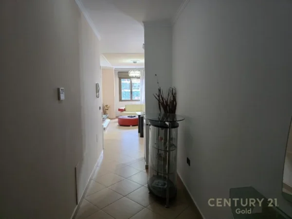 Tirane, jepet me qera apartament 2+1+Ballkon Kati 8, 100 m² 1.000 € (15 kateshi,qender)