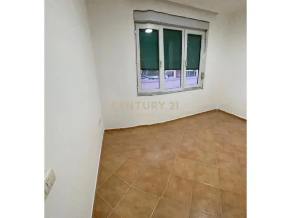 Tirane, jepet me qera zyre Kati 2, 97 m² 700 € (rruga e elbasanit)