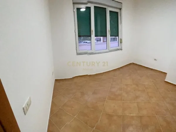 Tirane, jepet me qera zyre Kati 2, 97 m² 700 € (rruga e elbasanit)