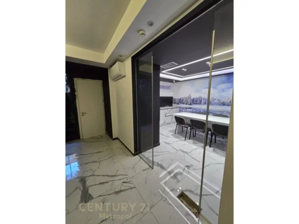 Tirane, jepet me qera zyre Kati -1, 86 m² 950 € (truga e durresit)