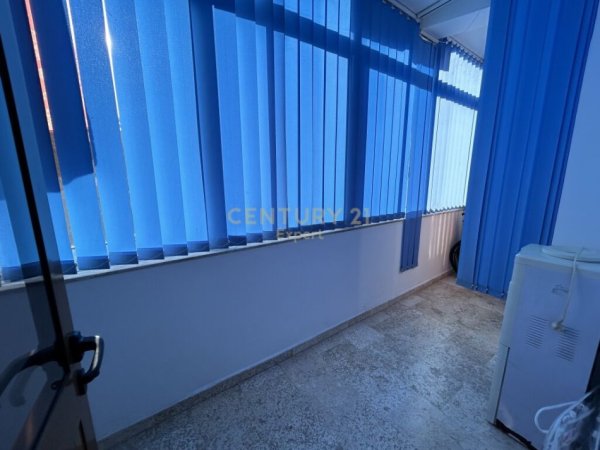 Tirane, jepet me qera apartament 2+1 Kati 2, 115 m² 650 € (rruga e durresit)