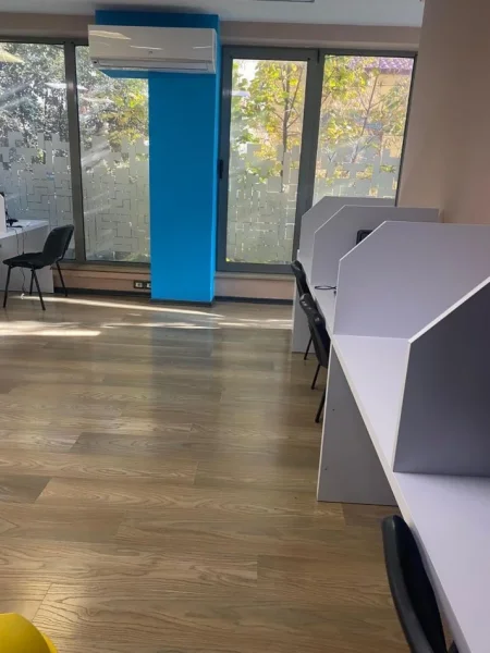 Tirane, jepet me qera ambjent biznesi Kati 1, 288 m² 3.000 € (Rruga e Dibres)