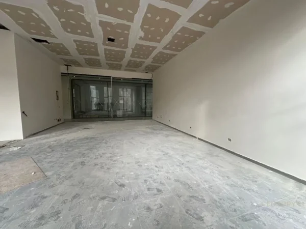 Tirane, jepet me qera zyre Kati 1, 114 m² 1.400 € (rruga e kavajes)