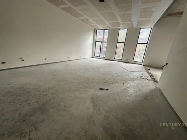Tirane, jepet me qera zyre Kati 1, 114 m² 1.400 € (rruga e kavajes)