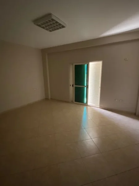 Tirane, jepet me qera ambjent biznesi Kati 1, 250 m² 1.000 € (Kodra e Diellit)