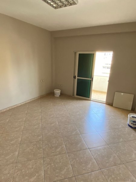 Tirane, jepet me qera ambjent biznesi Kati 1, 250 m² 1.000 € (Kodra e Diellit)
