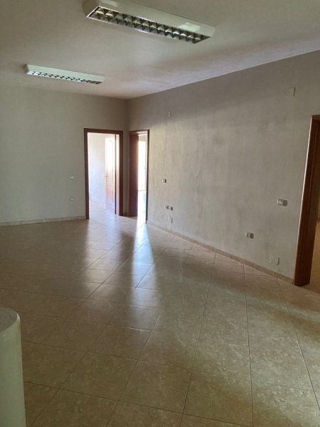 Tirane, jepet me qera ambjent biznesi Kati 1, 250 m² 1.000 € (Kodra e Diellit)