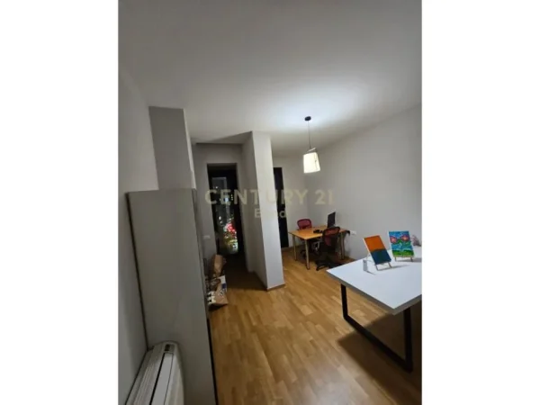 Tirane, jepet me qera zyre Kati 8, 180 m² 2.500 € (rruga e elbasanitt)