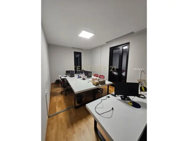 Tirane, jepet me qera zyre Kati 8, 180 m² 2.500 € (rruga e elbasanitt)
