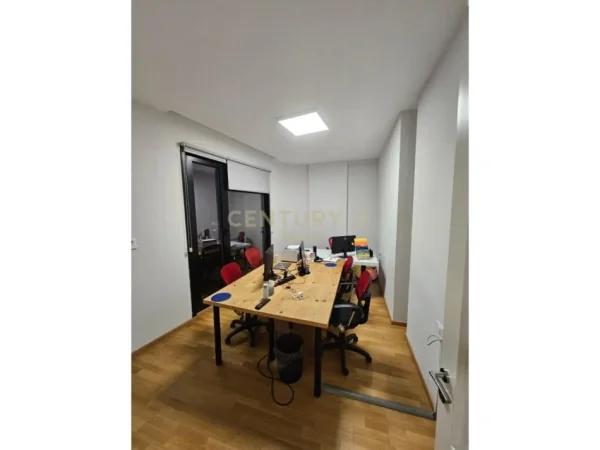 Tirane, jepet me qera zyre Kati 8, 180 m² 2.500 € (rruga e elbasanitt)