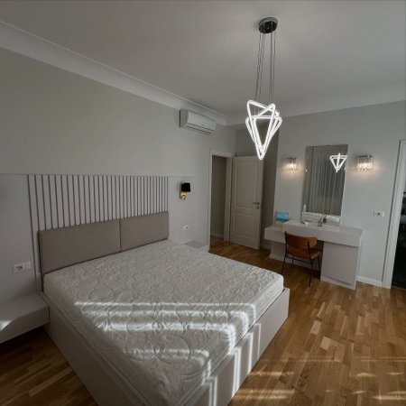 Tirane, Jepet apartament me qira 2+1+Ballkon Kati 1, 129 m² (Teg)
