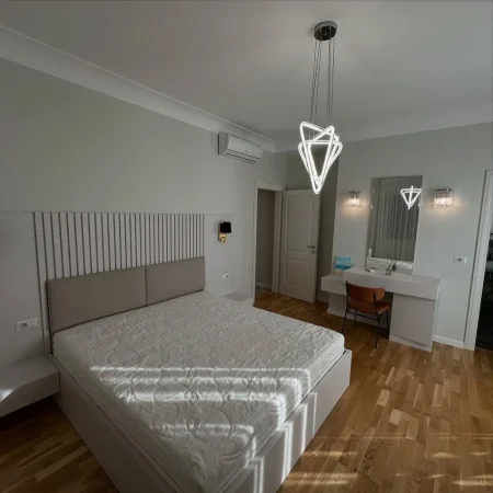 Tirane, Jepet apartament me qira 2+1+Ballkon Kati 1, 129 m² (Teg)