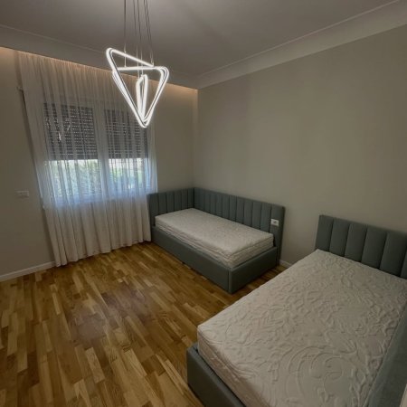 Tirane, Jepet apartament me qira 2+1+Ballkon Kati 1, 129 m² (Teg)