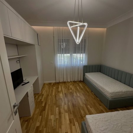 Tirane, Jepet apartament me qira 2+1+Ballkon Kati 1, 129 m² (Teg)