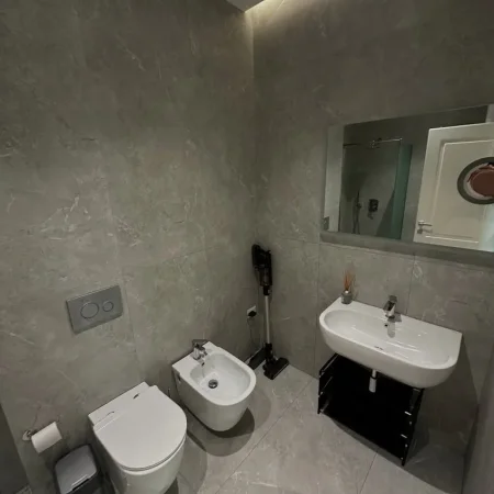 Tirane, Jepet apartament me qira 2+1+Ballkon Kati 1, 129 m² (Teg)