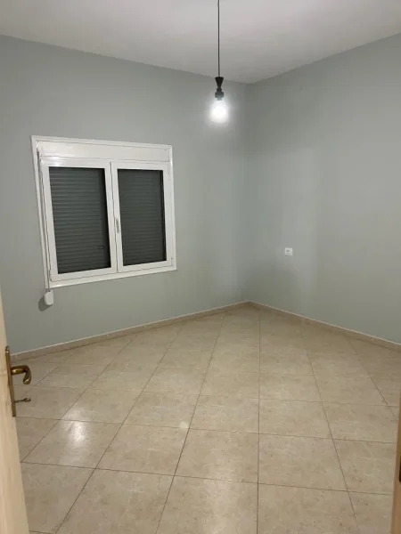 Tirane, jepet me qera apartament 3+1 Kati 2, 150 m² 500 € (Vore)