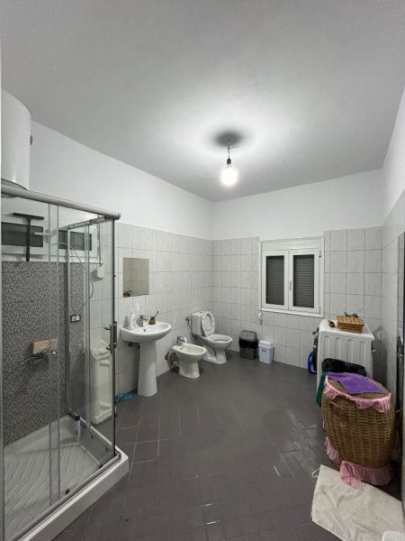 Tirane, jepet me qera apartament 3+1 Kati 2, 150 m² 500 € (Vore)