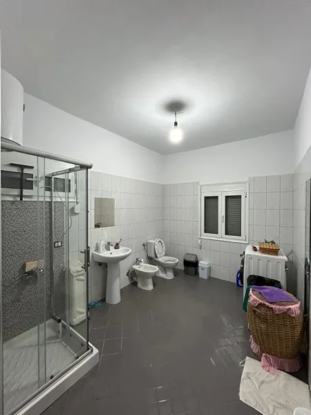 Tirane, jepet me qera apartament 3+1 Kati 2, 150 m² 500 € (Vore)