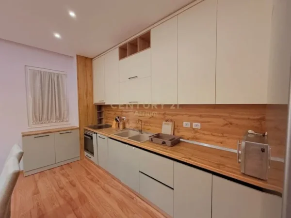 Tirane, jap me qera apartament 3+1+2 , 130 m² 700 € (Liqeni i Thatë)