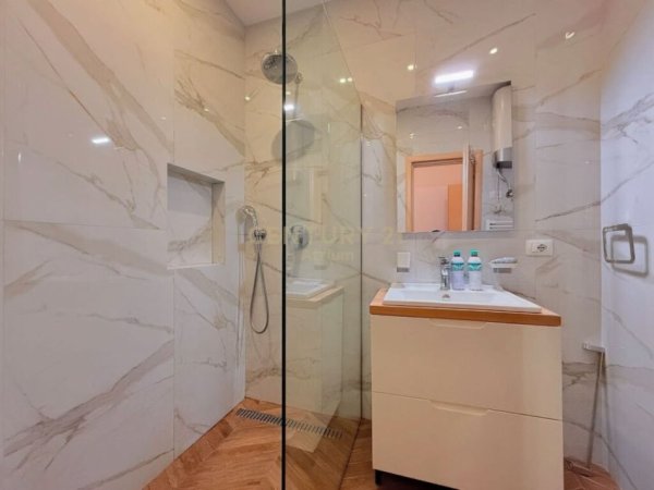 Tirane, jap me qera apartament 3+1+2 , 130 m² 700 € (Liqeni i Thatë)