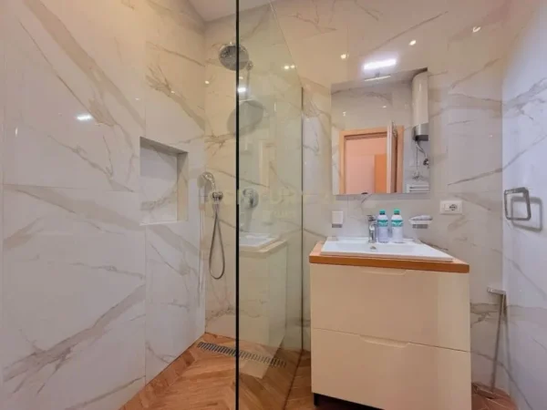 Tirane, jap me qera apartament 3+1+2 , 130 m² 700 € (Liqeni i Thatë)