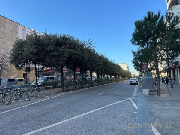 Tirane, jap me qera Godine Biznesi , 1.150 m² 26.500 € (Bulevardi Zogu i Pare, Sheshi Skënderbej (Qendër))