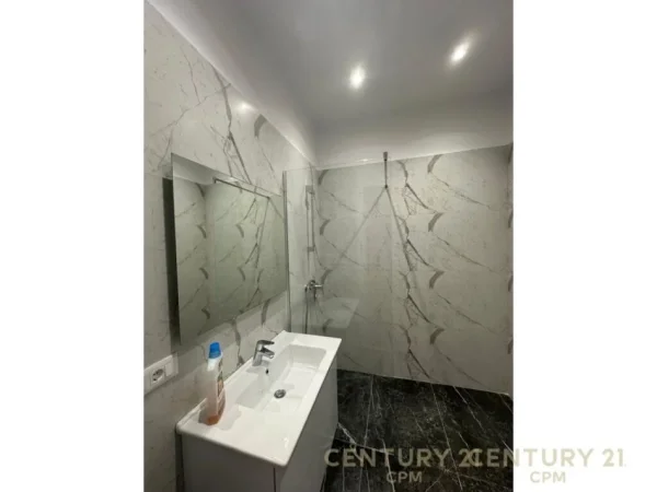 Tirane, jap me qera apartament 1+1+POST PARKIMI , 73 m² 1.000 € (Kompleksi Delijorgji)