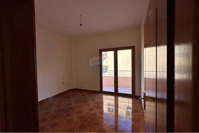 Tirane, jepet me qera apartament 3+1 Kati 1, 140 m² 350 € (Ali Dem)