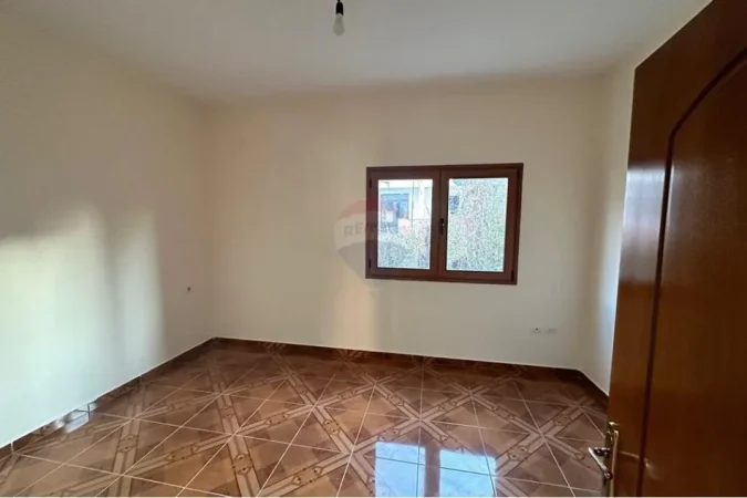 Tirane, jepet me qera apartament 3+1 Kati 1, 140 m² 350 € (Ali Dem)