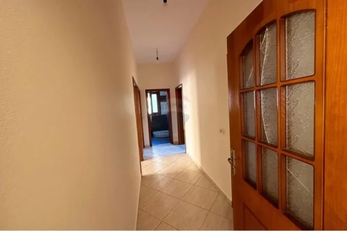 Tirane, jepet me qera apartament 3+1 Kati 1, 140 m² 350 € (Ali Dem)