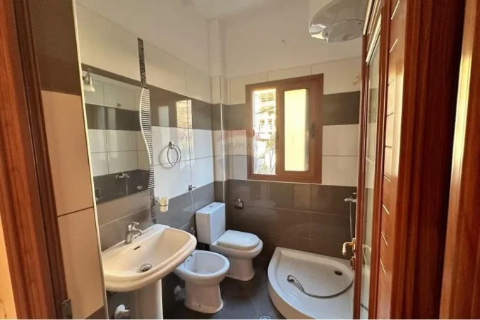 Tirane, jepet me qera apartament 3+1 Kati 1, 140 m² 350 € (Ali Dem)