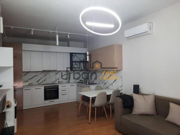 Tirane, jepet me qera apartament 2+1+2, Kati 3,  700 € (Rruga e Kavajes)