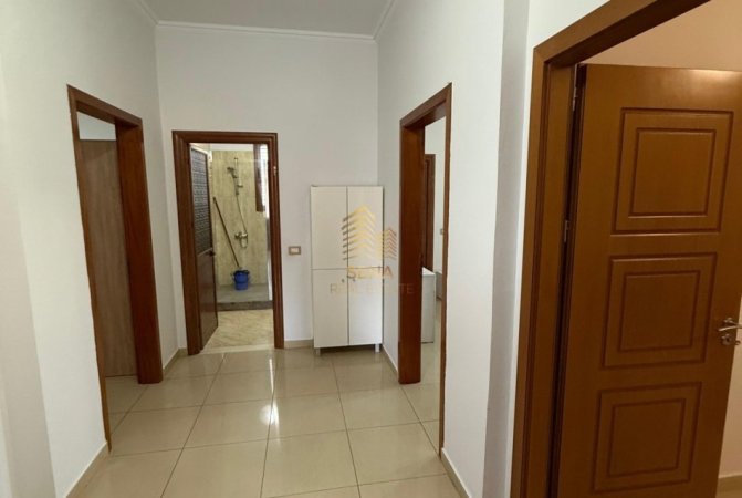 Tirane, jepet me qera Vile 3+1+Ballkon Kati 2, 140 m² 600 € (Rruga Elbasanit)