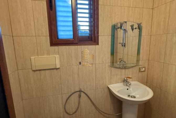 Tirane, jepet me qera Vile 3+1+Ballkon Kati 2, 140 m² 600 € (Rruga Elbasanit)