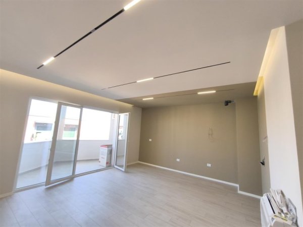 Tirane, jepet me qera ambjent biznesi Kati 7, 100 m² 550 € (rruga Teodor Keko)