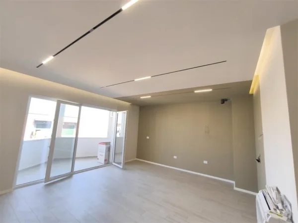Tirane, jepet me qera ambjent biznesi Kati 7, 100 m² 550 € (rruga Teodor Keko)