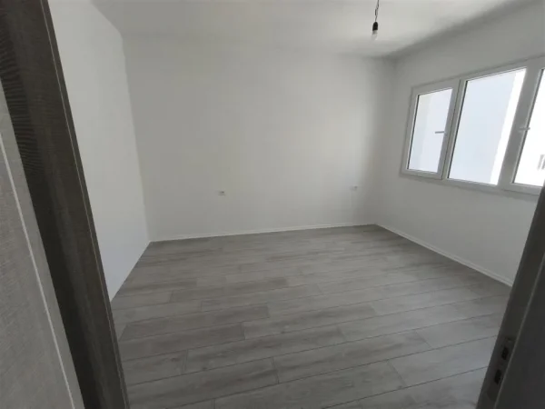 Tirane, jepet me qera ambjent biznesi Kati 7, 100 m² 550 € (rruga Teodor Keko)