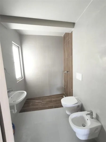 Tirane, jepet me qera ambjent biznesi Kati 7, 100 m² 550 € (rruga Teodor Keko)