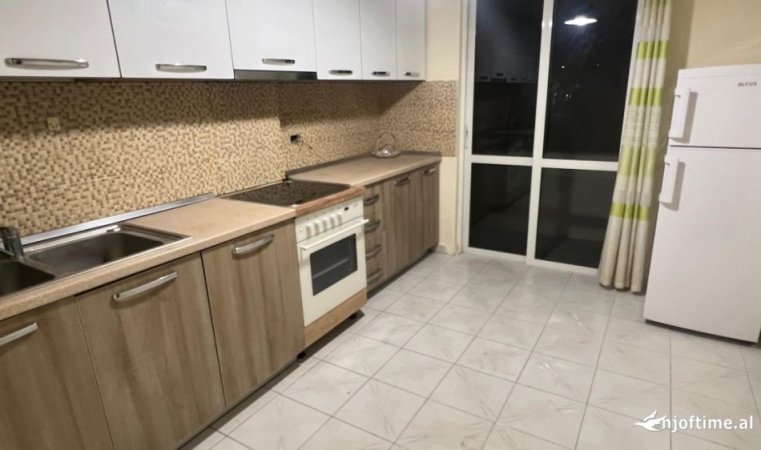 Tirane, jepet me qera apartament 2+1 Kati 2, (Stadiumi Dinamo)