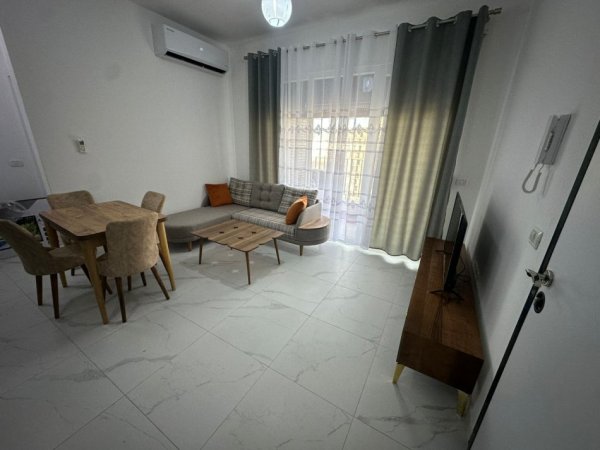 Tirane, jepet me qera apartament 1+1 Kati 8, 65 m² 500 € (ish fusha aviacionit)