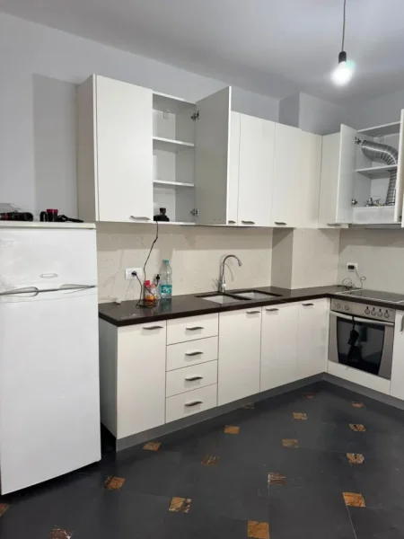 Tirane, jepet me qera apartament 2+1+Ballkon Kati 6, 128 m² 430 € (Astir , prapa casa italias)