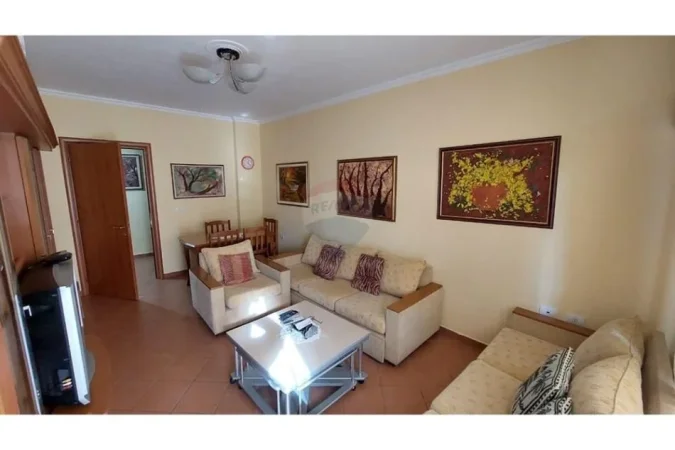 Tirane, jepet me qera apartament 1+1 , 75 m² 600 € (bllok)