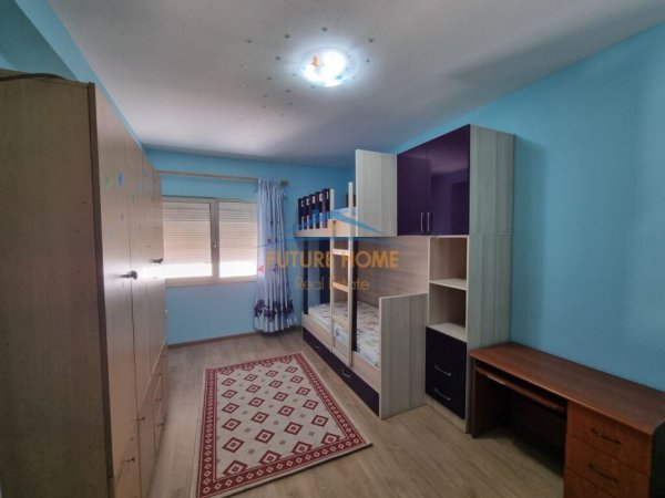 Tirane, jepet me qera apartament 2+1+Aneks+Ballkon Kati 4, 87 m² 520 € (Yzberisht)