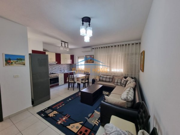 Tirane, jepet me qera apartament 2+1+Aneks+Ballkon Kati 4, 87 m² 520 € (Yzberisht)